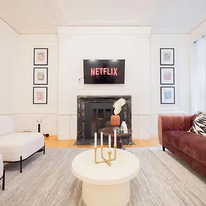 Historical In - La Marie Antoinette Montréal